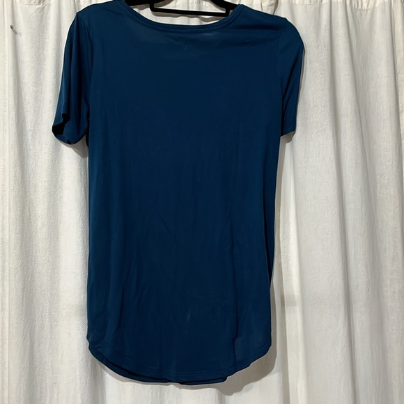 Old navy active wear top - Picture 3 of 4